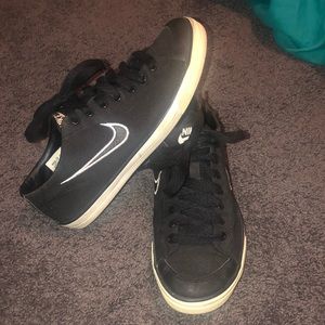 Nike Black & White Sneakers in Women’s 7.5